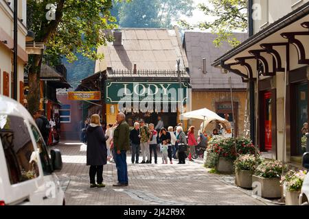 Zakopane, Pologne - 23 septembre 2016 : plusieurs personnes peuvent être vues devant la boutique de glaces. Un panneau publicitaire vert au-dessus de la boutique invite à vi Banque D'Images