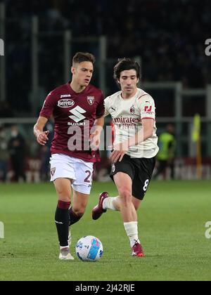 Olimpico Grande Torino, Turin, Italie, 10 avril 2022, Samuele Ricci (Torino FC) et Sandro Tonali (AC Milan) en course vers le ballon pendant Turin Banque D'Images