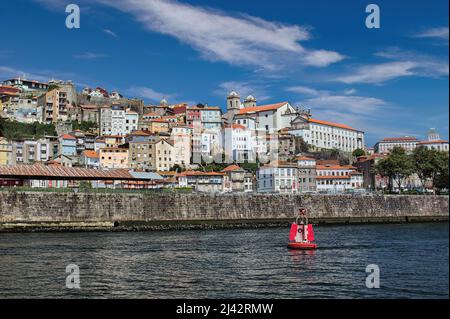 Les maisons multicolores caractéristiques du centre historique de la belle ville portugaise de Porto, classée au patrimoine mondial de l'UNESCO. Banque D'Images