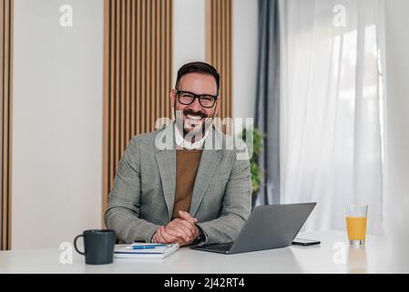 Photo d'un homme adulte heureux avec des lunettes, souriant pour l'appareil photo. Banque D'Images