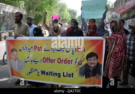 Les candidats retenus pour le test IBA tiennent une manifestation pour les lettres d'offre au club de presse d'Hyderabad le lundi 11 avril 2022. Banque D'Images