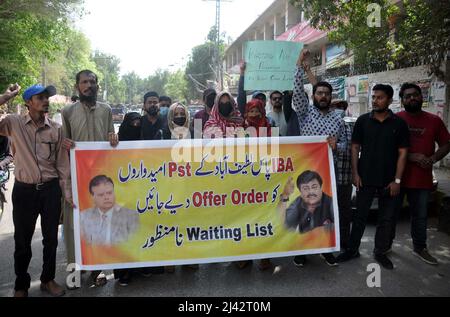 Les candidats retenus pour le test IBA tiennent une manifestation pour les lettres d'offre au club de presse d'Hyderabad le lundi 11 avril 2022. Banque D'Images