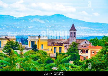 Vue panoramique de la ville historique de Rome vue depuis la colline de Gianicolo avec beaucoup de verdure au premier plan, Italie.Rome, capitale de l'Italie,juin 2016 Banque D'Images