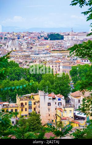 Vue panoramique de la ville historique de Rome vue depuis la colline de Gianicolo avec beaucoup de verdure au premier plan, Italie.Rome, capitale de l'Italie,juin 2016 Banque D'Images