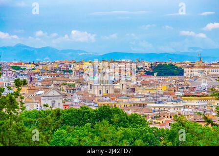 Vue panoramique de la ville historique de Rome vue depuis la colline de Gianicolo avec beaucoup de verdure au premier plan, Italie.Rome, capitale de l'Italie,juin 2016 Banque D'Images