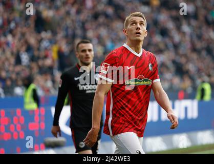 Francfort, Allemagne. 10th avril 2022. Firo: 10th avril 2022, Fuvuball, 1.Bundesliga, saison 2021/2022, Eintracht Frankfurt - SC Freiburg photo: V. Left Filip Koscic (Eintracht Frankfurt) et Nils Petersen (SC Freiburg) crédit: dpa/Alay Live News Banque D'Images