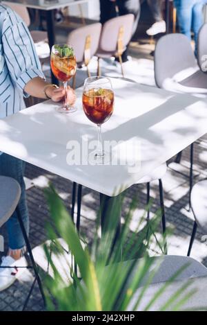 Femme tient un verre de cocktail, les jours d'été. Banque D'Images