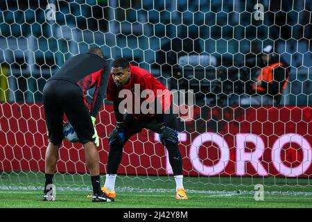 Turin, Italie. 10th avril 2022. Mike Maignan de l'AC Milan regarde Nelson Dida membre du personnel de l'AC Milan pendant la série Un match de football 2021/22 entre le Torino FC et l'AC Milan au stade Olimpico Grande Torino de Turin à Turin.(score final; Torino FC 0 - 0 AC Milan) Credit: SOPA Images Limited/Alay Live News Banque D'Images