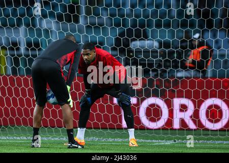 Turin, Italie. 10th avril 2022. Mike Maignan, de l'AC Milan, regarde Nelson Dida, membre du personnel de l'AC Milan, lors de la série Un match de football 2021/22 entre le Torino FC et l'AC Milan au stade Olimpico Grande Torino de Turin à Turin.(score final; Torino FC 0 - 0 AC Milan) (photo de Fabrizio Carabelli/SOPA Images/Sipa USA) Credit: SIPA USA/Alamy Live News Banque D'Images
