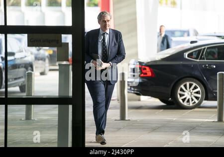 2022-04-11 18:28:37 UTRECHT - le maire Wouter Kolff de Dordrecht arrive au Conseil de sécurité, où, entre autres choses, l'accueil des réfugiés ukrainiens et des demandeurs d'asile d'autres pays est à l'ordre du jour. ANP JEROEN JUMELET pays-bas sortie - belgique sortie Banque D'Images