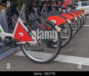 Los Angeles, CA, États-Unis - 11 avril 2022 : Station de partage de vélo Metro à Los Angeles, CA. Le programme a été lancé par Metro en 2016. Banque D'Images