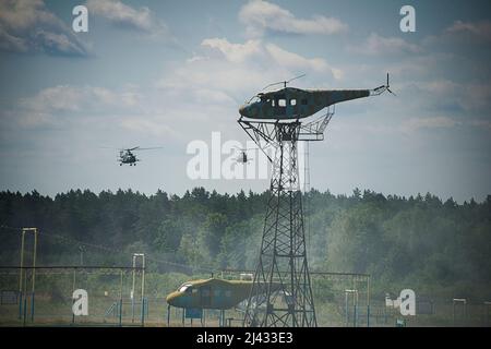 Lviv, Ukraine - 6 juillet 2016 : exercices militaires conjoints américano-ukrainiens près du trident 2016.des hélicoptères avec troupes approchent du Banque D'Images