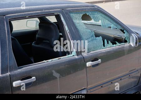 Voiture abandonnée et vandalisée - Volvo 850. Mijas Costa, Malaga, Espagne. Banque D'Images