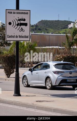 Signal radar d'avertissement sur la route espagnole. Banque D'Images