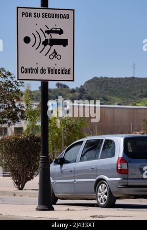 Signal radar d'avertissement sur la route espagnole. Banque D'Images