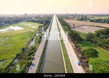 Vue aérienne de la gestion du système de canal d'irrigation droit entre le champ de riz et agronomique en campagne. Gestion de l'eau et environnement susta Banque D'Images