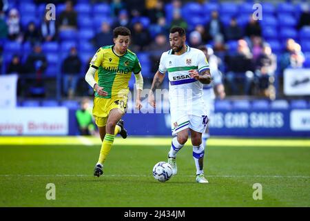 Kane Hemmings (10) de Tranmere têtes pour but chassé par Luca Hoole (30) de Bristol Rovers - pendant le jeu Tranmere / Bristol Rovers Banque D'Images