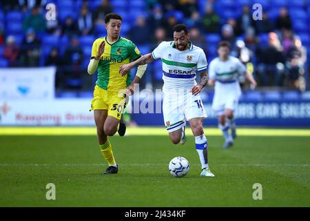 Kane Hemmings (10) de Tranmere têtes pour but chassé par Luca Hoole (30) de Bristol Rovers - pendant le jeu Tranmere / Bristol Rovers Banque D'Images