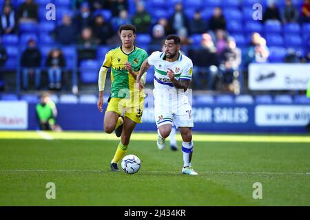 Kane Hemmings (10) de Tranmere têtes pour but chassé par Luca Hoole (30) de Bristol Rovers - pendant le jeu Tranmere / Bristol Rovers Banque D'Images