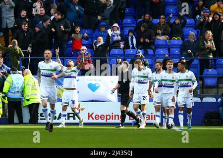 Kane Hemmings (10) de Tranmere regarde le ciel après avoir célébré son but qui l'a fait 1 - 0 pendant le jeu Tranmere / Bristol Rovers Banque D'Images