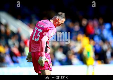 Joe Murphy gardien de but de Tranmere frotte l'arrière de sa jambe - pendant le jeu Tranmere / Bristol Rovers Banque D'Images