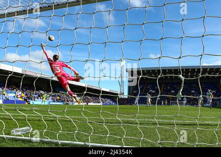 Joe Murphy gardien de but de Tranmere a la balle couverte comme il va au-dessus de la barre - pendant le jeu Tranmere / Bristol Rovers Banque D'Images