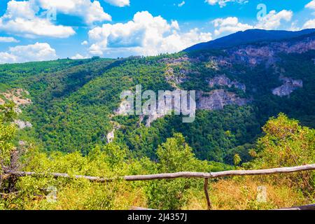 Terrasse d'observation sur le sentier de randonnée écologique à travers les montagnes de Bulgarie dans les Rhodopes près de la grotte Snezhanka, ville de Peshtera Banque D'Images