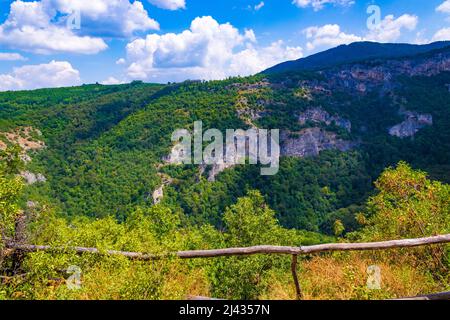 Terrasse d'observation sur le sentier de randonnée écologique à travers les montagnes de Bulgarie dans les Rhodopes près de la grotte Snezhanka, ville de Peshtera Banque D'Images