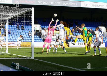 Peter Clarke (26) et Joe Murphy Goalkeeper de Tranmere essayer de dégager le coup de pied de coin - pendant le jeu Tranmere v Bristol Rovers Banque D'Images