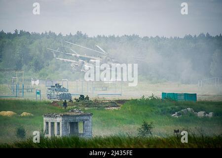 Lviv, Ukraine - 6 juillet 2016 : exercices militaires conjoints ukrainien-américain près de la trident 2016.parachutistes ukrainiens au cours de l'attaque. Banque D'Images