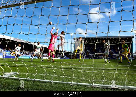 Peter Clarke (26) et Joe Murphy Goalkeeper de Tranmere essayer d'effacer le coup de pied de coin - pendant le jeu Tranmere / Bristol Rovers, Banque D'Images