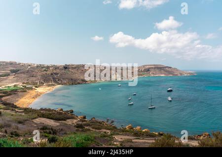 Vue sur la magnifique plage de Ramla depuis la grotte de Tal Mixta, Malte Banque D'Images