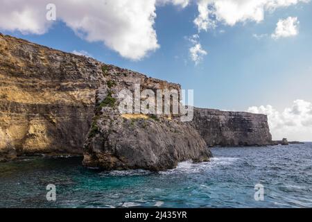 Belles baies et falaises maltaises entourées d'une mer bleue étonnante Banque D'Images