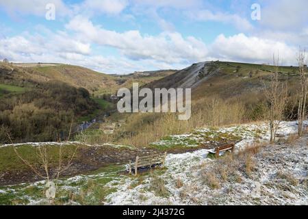 Vue sur Monsal Dale depuis Monsal Head, un matin gelé Banque D'Images