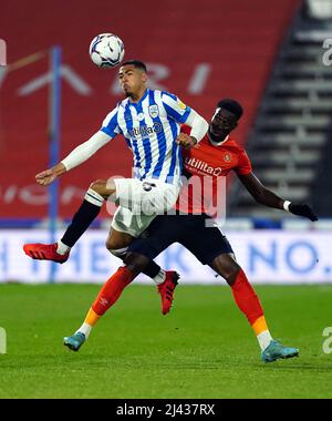 Levi Colwill de Huddersfield Town (à gauche) et Elijah Adebayo de Luton Town se battent pour le ballon lors du match de championnat Sky Bet au stade John Smith, Huddersfield. Date de la photo: Lundi 11 avril 2022. Banque D'Images