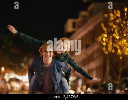 Avoir une explosion de temps. Photo d'un jeune couple sur une date dans la ville. Banque D'Images