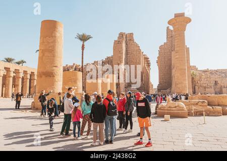 11 janvier 2022, Louxor, Egypte: Des foules de touristes marchent à travers l'ancien temple de Karnak parmi les anciens obélisques et colonnes Banque D'Images