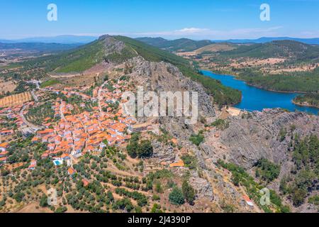 Vue aérienne du château de Penha Garcia, au Portugal. Banque D'Images