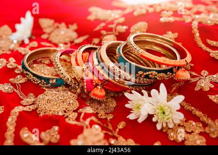 Les meilleurs bijoux pour vous donner le meilleur de vous-même. Photo de magnifiques bracelets pour une mariée à porter lors d'un mariage traditionnel. Banque D'Images