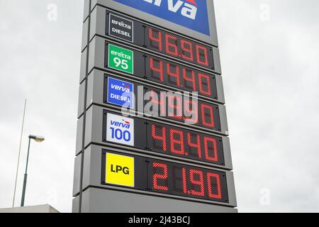 Prague, République Tchèque, Tchéquie - 7 avril 2022: Station essence - Prix sur pylône électronique. Carburant coûteux. Banque D'Images