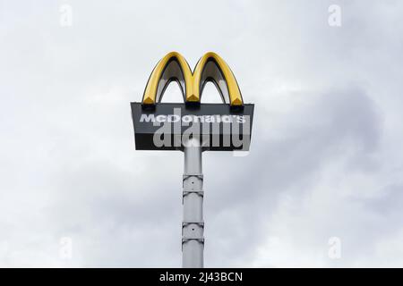 Prague, République Tchèque, Tchéquie - 7 avril 2022: McDonalds - Publicité extérieure, publicité et promotion sur le pylône. Restauration rapide et chaîne de restaurants. Banque D'Images