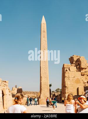 11 janvier 2022, Louxor, Egypte: Des foules de touristes marchent à travers l'ancien temple de Karnak parmi les anciens obélisques et colonnes Banque D'Images