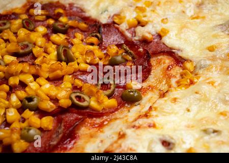 vue détaillée sur la surface d'une pizza décorée Banque D'Images