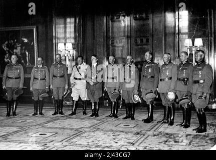 1940 cérémonie du maréchal, les généraux Fedor von Bock, Wilhelm Ritter von Leeb, Gerd von Rundstedt, Wilhelm Keitel, Walther von Brauchitsch, Günther von Kluge, Erwin von Witzleben, Walter von Reichenau, Wilhelm List, Albert Kesselring, Erhard Milch, Hugo Sperrle a été promu marshals de terrain. Hermann Göring a été promu au rang spécialement créé de Reichsmarschall, juillet 1940 Banque D'Images