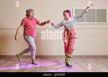 Un couple adulte senior dansant Lindy Hop dans un studio Banque D'Images
