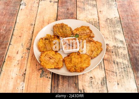 Le frit patacón est un repas à base de morceaux frits et aplatis de plantain vert, traditionnel dans la cuisine de plusieurs pays dans les Amériques, ma Banque D'Images