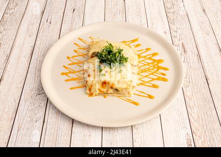 La lasagne est un type de pâtes. Il est souvent servi dans des feuilles chevauchantes entrecoupées avec des couches d'ingrédients au goût, le plus souvent de la viande en sa bolognaise Banque D'Images