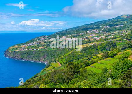 Ribeira Seca village et côte de l'île de Sao Jorge au Portugal. Banque D'Images