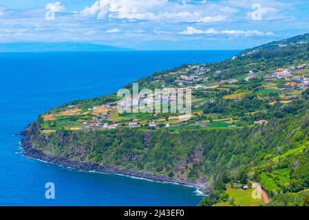 Ribeira Seca village et côte de l'île de Sao Jorge au Portugal. Banque D'Images