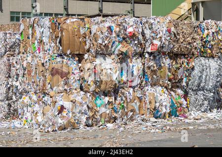 papier recyclé empilé dans une usine de recyclage industriel. Banque D'Images